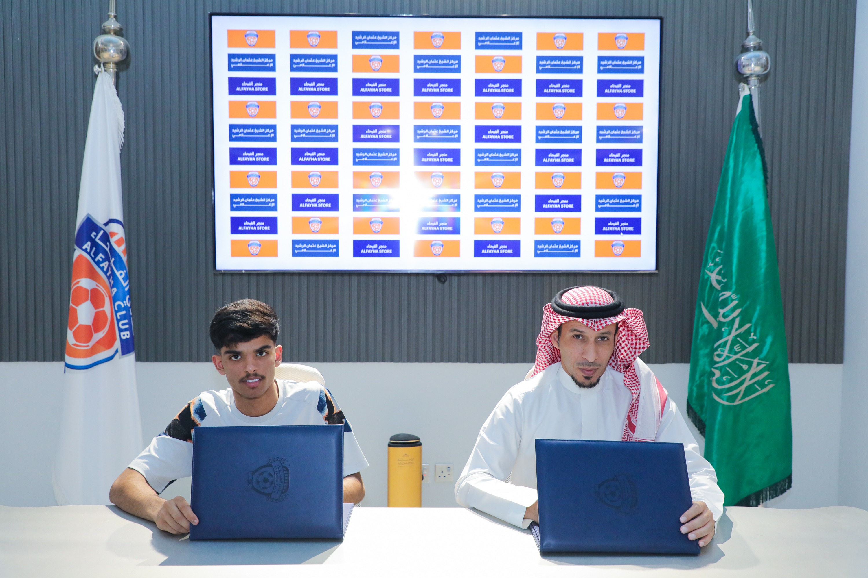 أنهى مجلس إدارة نادي الفيحاء إجراءات التوقيع مع لاعب خط الوسط عبدالله العنزي (مواليد 2005)، بعقد انتقال حر يمتد سنتين