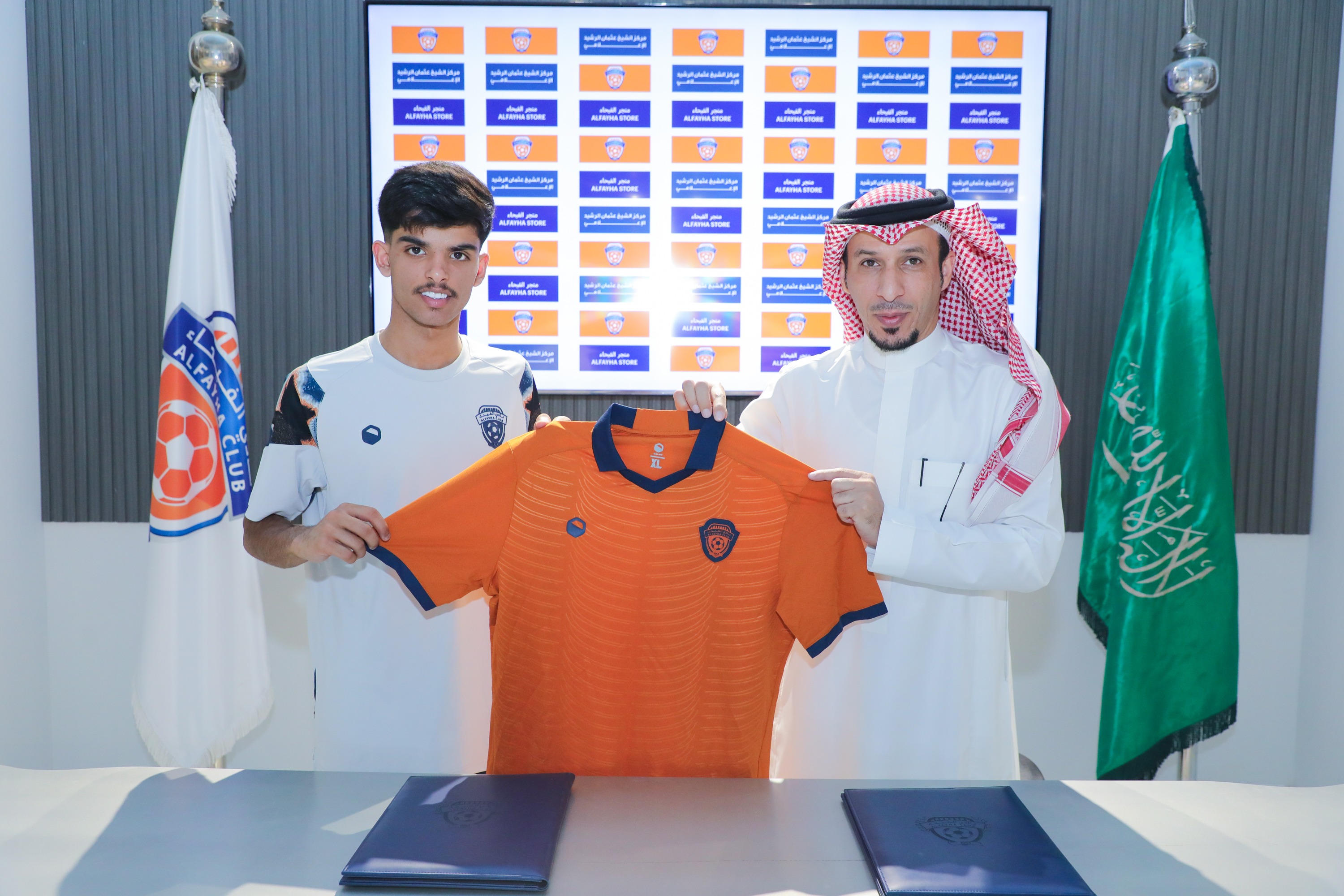 أنهى مجلس إدارة نادي الفيحاء إجراءات التوقيع مع لاعب خط الوسط عبدالله العنزي (مواليد 2005)، بعقد انتقال حر يمتد سنتين