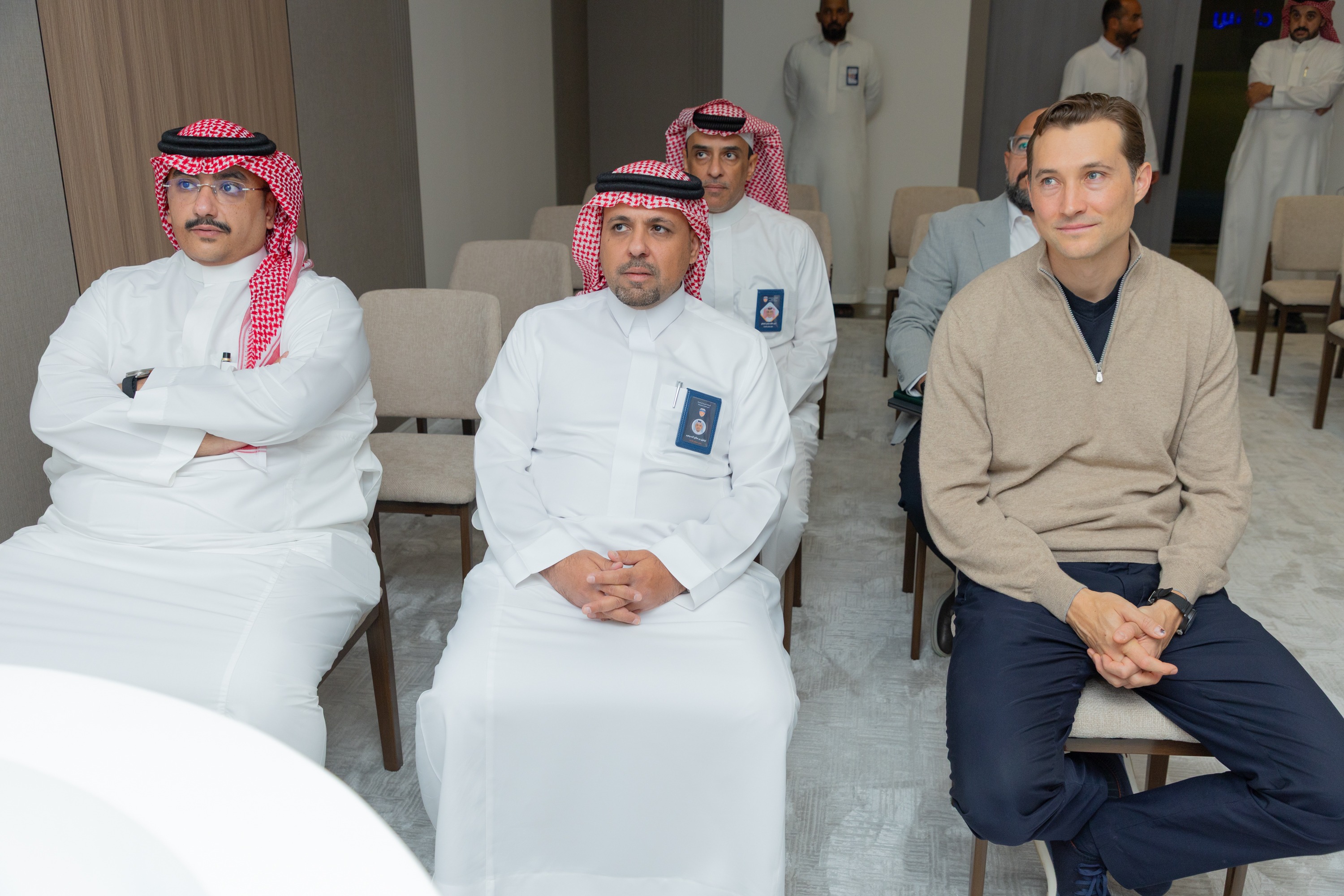 السيد بن هاربورغ مالك نادي الخلود يزور الفيحاء