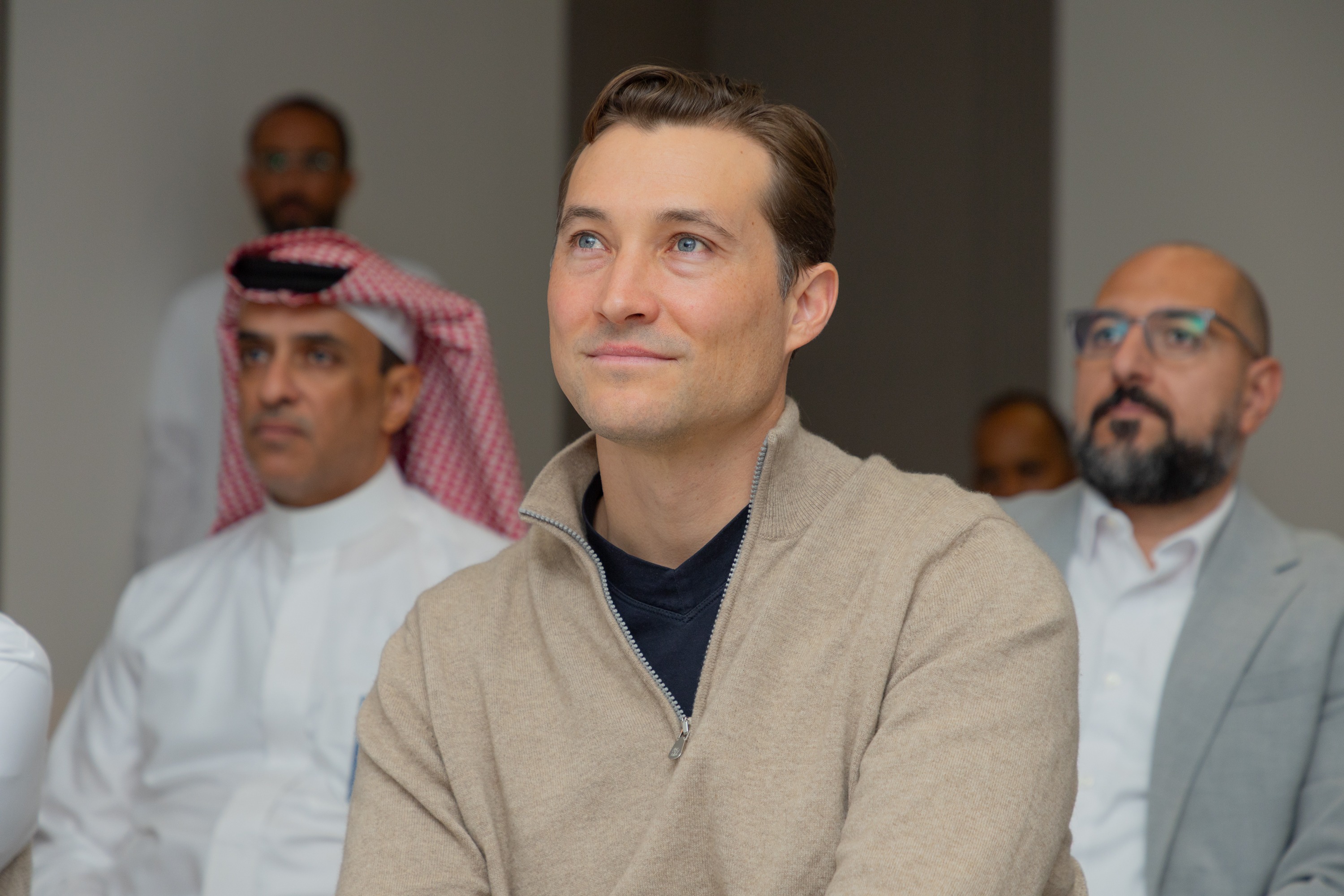 السيد بن هاربورغ مالك نادي الخلود يزور الفيحاء