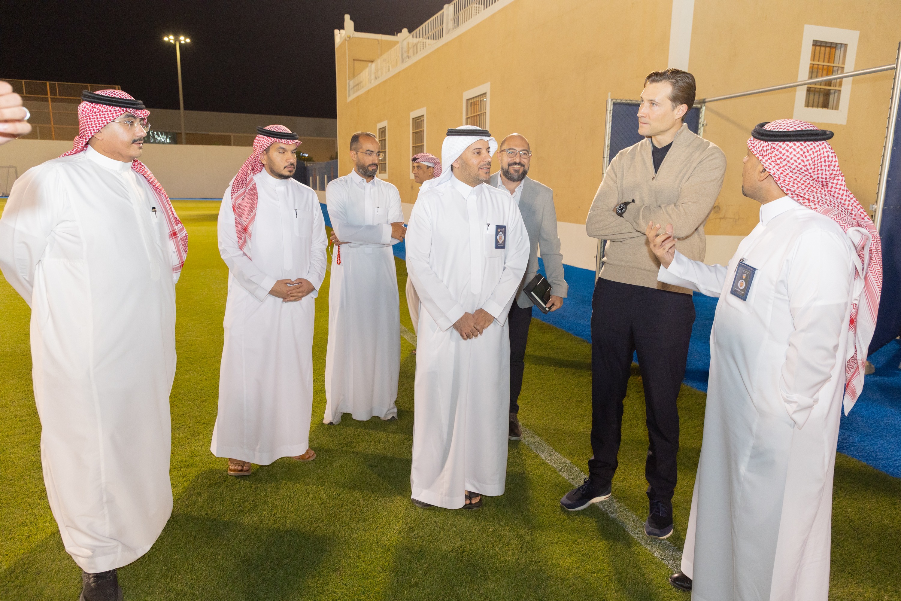 السيد بن هاربورغ مالك نادي الخلود يزور الفيحاء